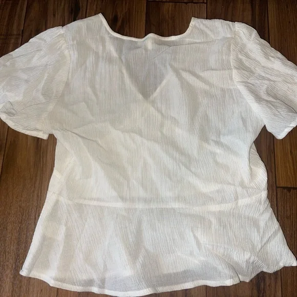 White light weight shirt sleeve blouse - Picture 2 of 2